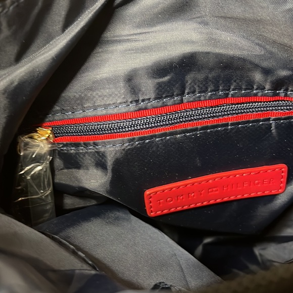 Tommy Hilfiger black crossbody with gold detail. Pouch card holder included - Picture 11 of 12